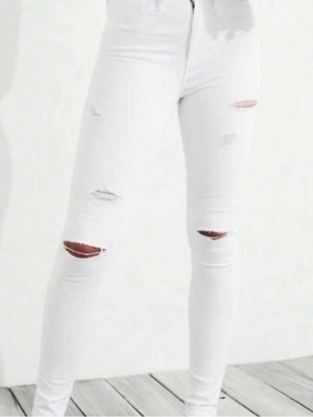 American Eagle Outfitters White High-Rise Distressed Skinny Jeans